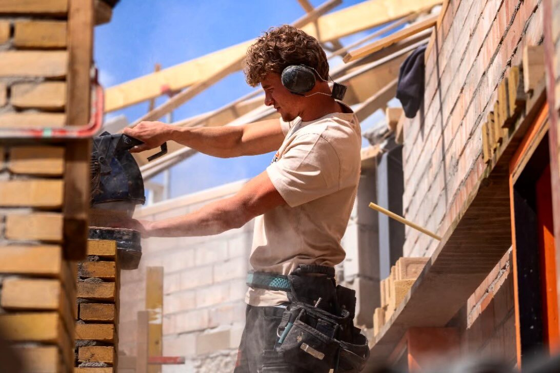 Roy Verschuren aan het werk op de steiger met gehoorbescherming op